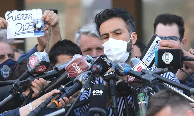 Bác sĩ Leopoldo Luque trong một lần trả lời truyền thông về sức khỏe của Maradona