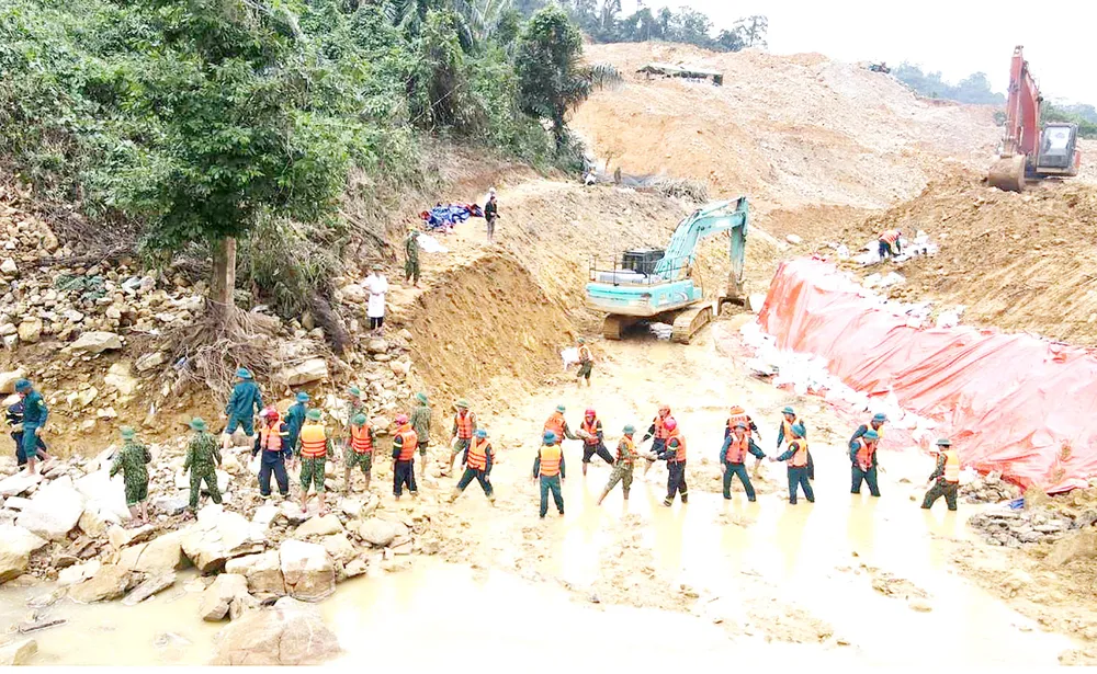 Dựng lại nhà cho dân vùng sạt lở ảnh 1