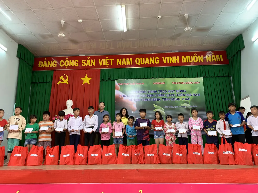 150 triệu đồng học bổng tặng học sinh nghèo Đồng Tháp ảnh 1