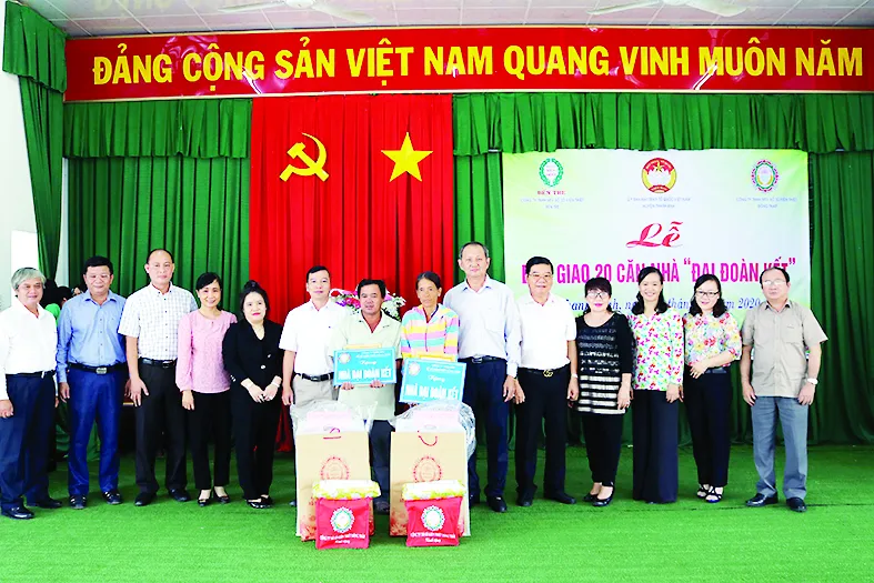 Công ty TNHH MTV Xổ số kiến thiết Đồng Tháp phối hợp Công ty TNHH MTV Xổ số kiến thiết Bến Tre trao nhà tình thương ảnh 1