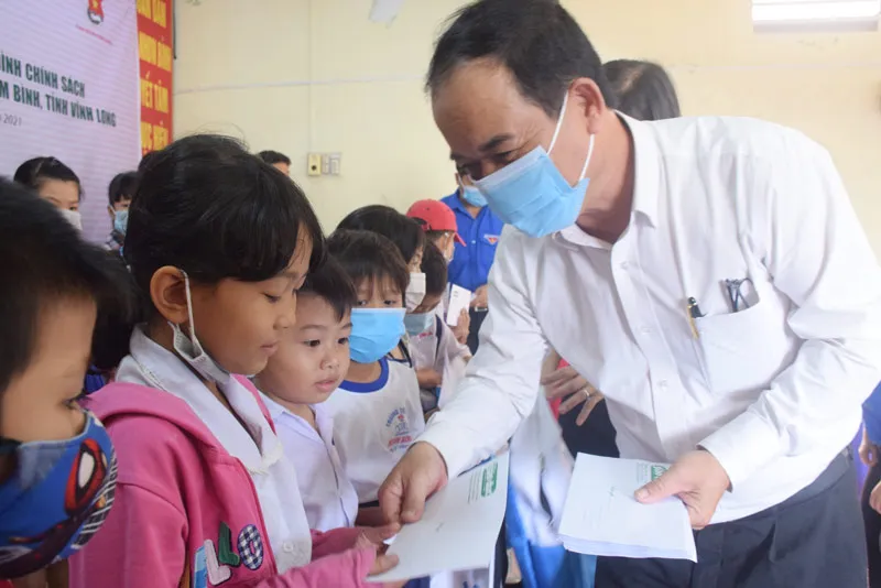 Trao học bổng cho 100 học sinh gia đình chính sách tại Vĩnh Long ảnh 2