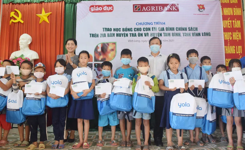 Trao học bổng cho 100 học sinh gia đình chính sách tại Vĩnh Long ảnh 1