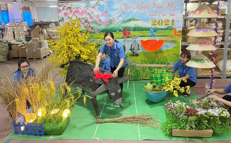 Công nhân Công ty In số 7 trang trí góc xuân tại xưởng sản xuất