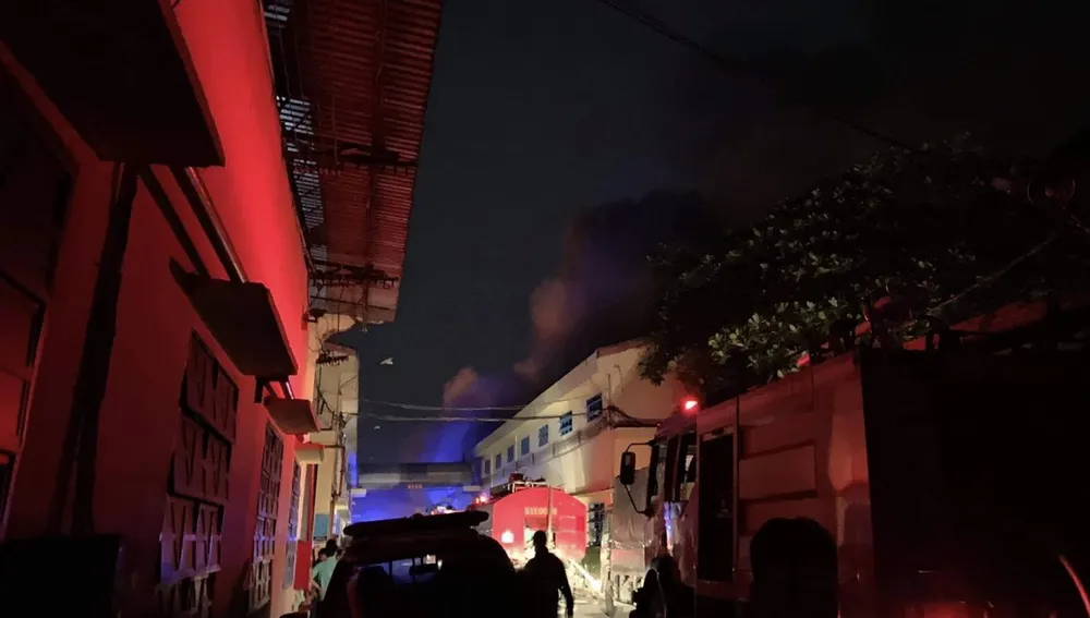 Cháy lớn tại công ty giày ở quận Bình Tân, 198 chiến sĩ nỗ lực cứu hỏa ảnh 3