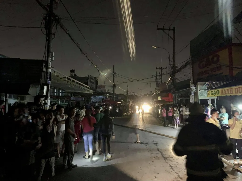 Cháy lớn tại công ty giày ở quận Bình Tân, 198 chiến sĩ nỗ lực cứu hỏa ảnh 6