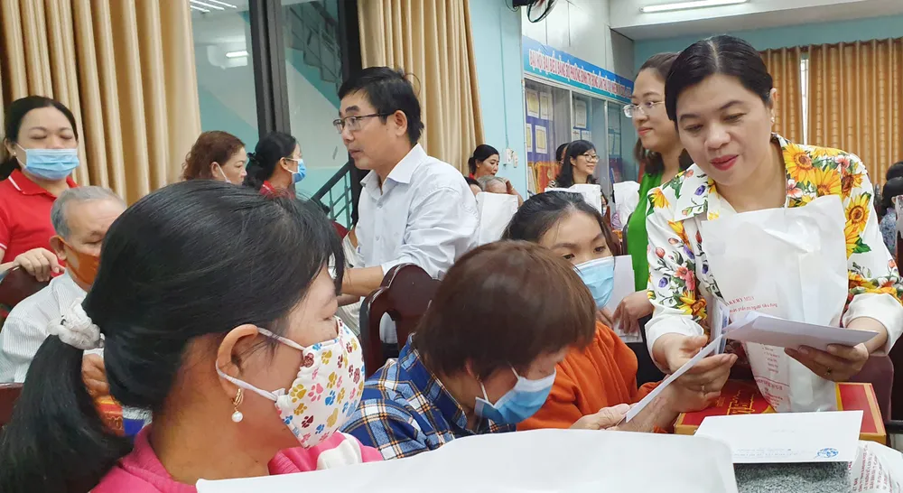 Tặng quà Tết 100 hộ nghèo tại quận Bình Tân ảnh 1