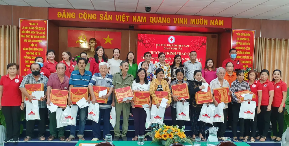 Bà con nhận quà từ Chương trình Tết vì người nghèo và nạn nhân chất độc da cam Xuân Tân Sửu 2021