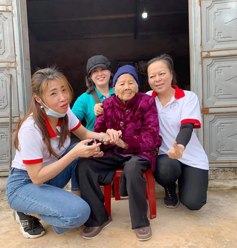 Mang yêu thương đến với người già ảnh 1