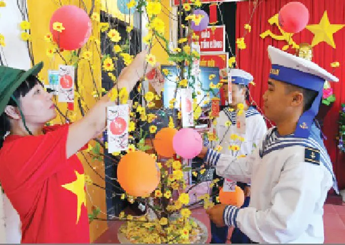 Cán bộ  chiến sĩ đảo Sinh Tồn Đông chuẩn bị  đón Tết. Ảnh: VIỆT DŨNG