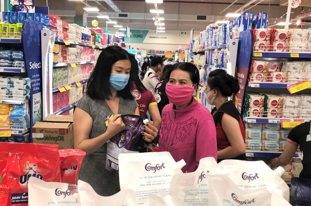 Hàng giảm giá được người tiêu dùng chọn mua tại Co.opmart