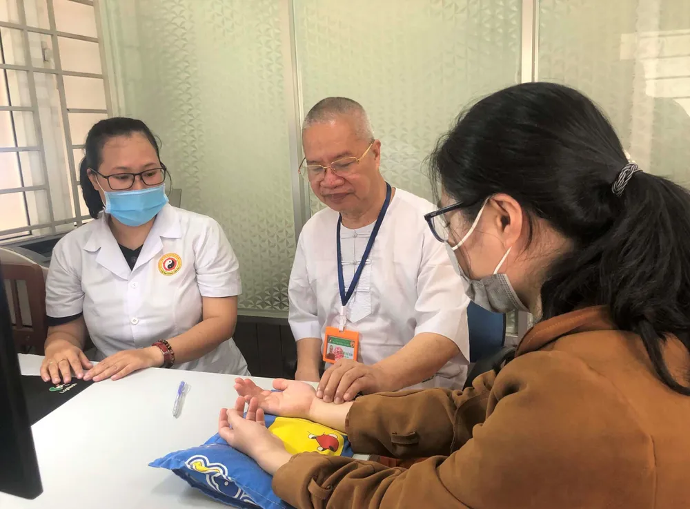 Hòa thượng mặc áo blouse ảnh 1