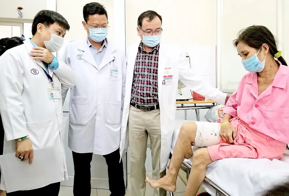 Bác sĩ thăm hỏi chị T. sau ca phẫu thuật thành công