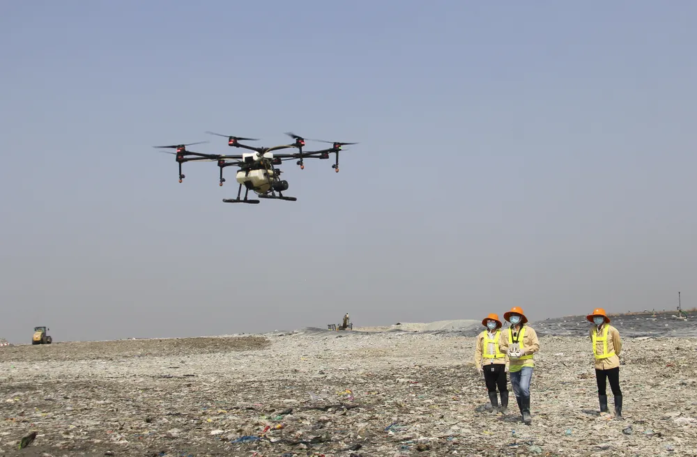 Thiết bị bay chở được 10 lít, người điều khiển có thể cài đặt đường bay, độ cao và thời gian cho thiết bị bay