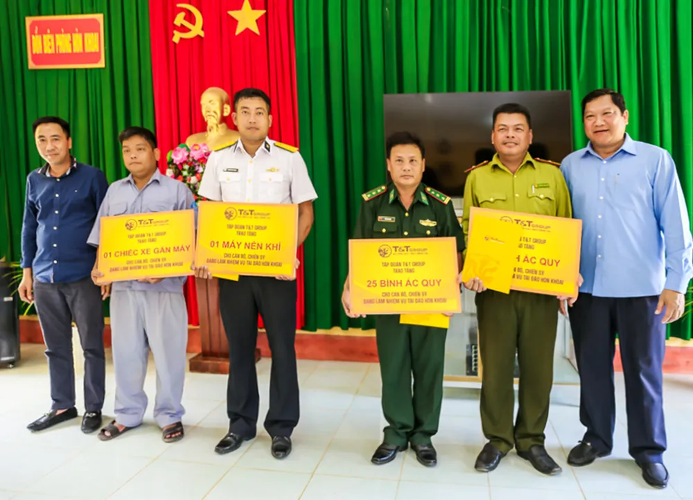 Lãnh đạo tỉnh Cà Mau và T&T Group thăm và tặng quà cán bộ chiến sĩ làm nhiệm vụ trên đảo Hòn Khoai ảnh 2