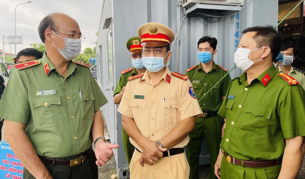 Công an TPHCM tăng cường kiểm tra cửa ngõ ra vào thành phố ảnh 1