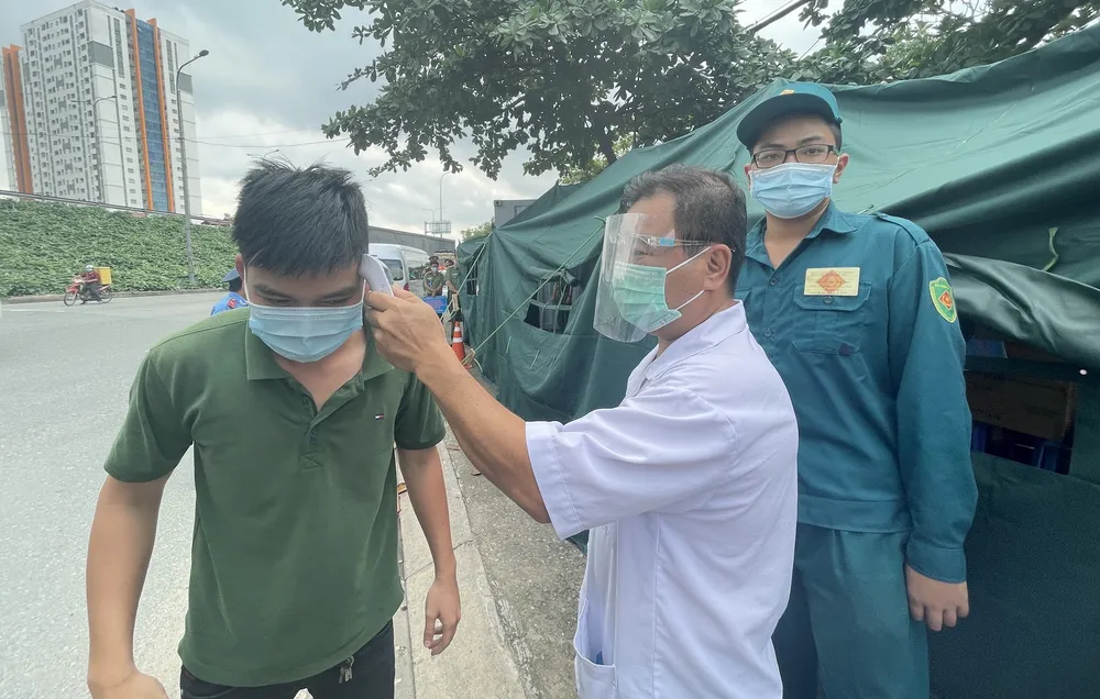 Công an TPHCM tăng cường kiểm tra cửa ngõ ra vào thành phố ảnh 3