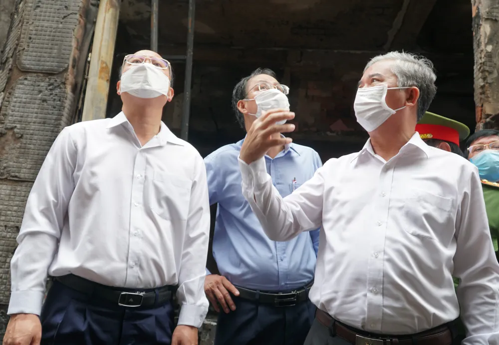 Đồng chí Ngô Minh Châu (phải) trực tiếp chỉ đạo tại hiện trường vụ cháy ở quận 11, TPHCM