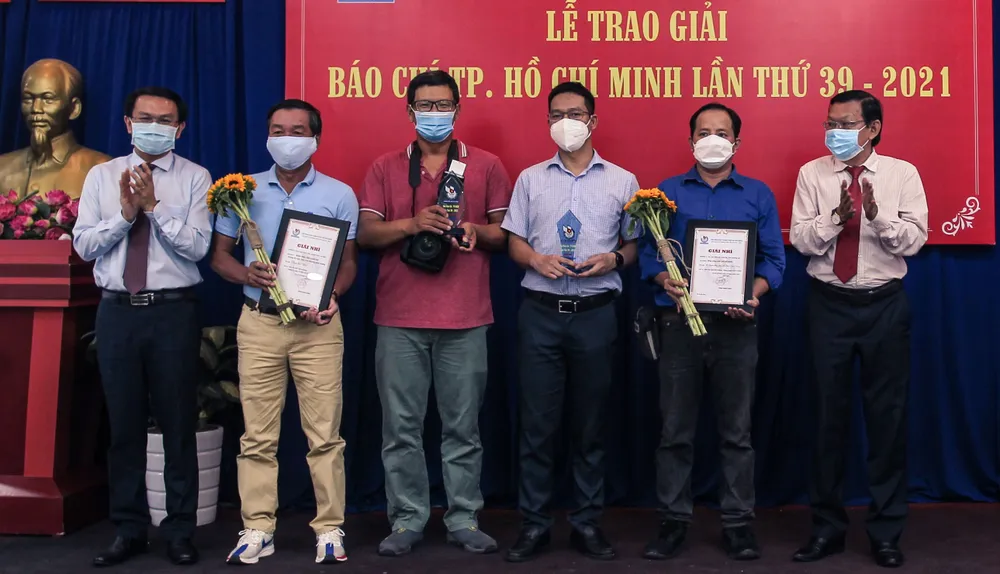 Báo SGGP đoạt 8 giải Báo chí TPHCM năm 2021 ảnh 6