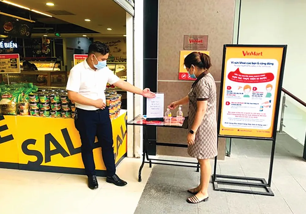 Vaccine phòng Covid-19 cho nhân viên bán lẻ: Bảo vệ sức khỏe cộng đồng và ổn định nguồn cung hàng hóa thiết yếu ảnh 2