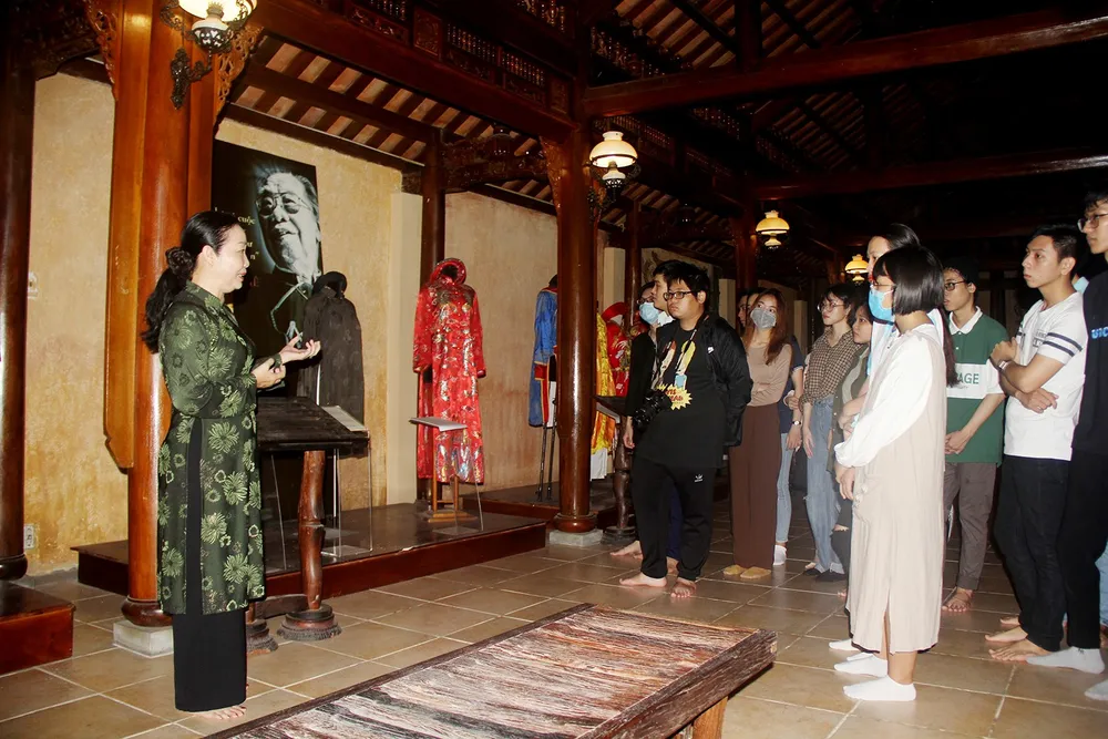 Nặng tình với áo dài ảnh 1