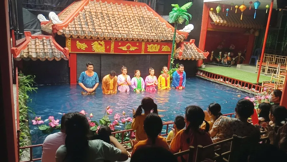 Các diễn viên múa rối nước chào khán giả (ảnh chụp trước thời điểm dịch Covid-19 bùng phát)