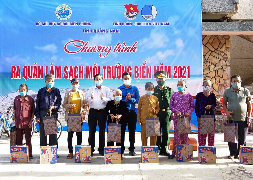 Trao tặng 1.000 lá cờ Tổ quốc cùng nhiều phần quà cho ngư dân ven biển miền Trung ảnh 2