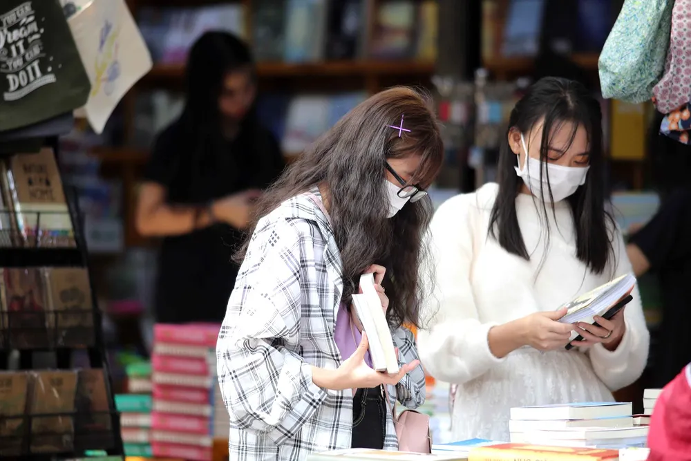 “Độ” bìa sách: Có vi phạm luật? ảnh 1