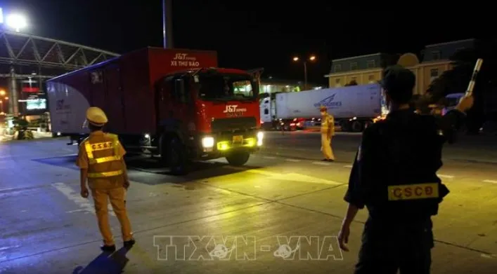 Hà Nội giãn cách ngày đầu: Đường vắng, chợ đông ảnh 1