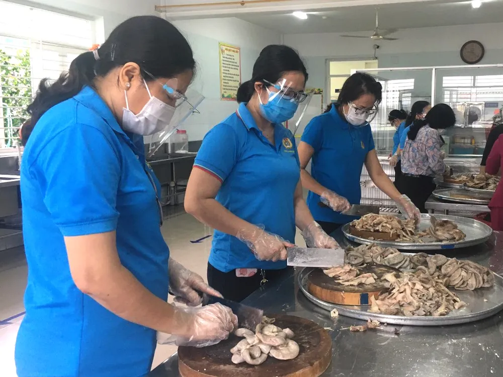 Kỷ niệm 92 năm Ngày Thành lập Công đoàn Việt Nam (28-7-1929 - 28-7-2021): Đồng hành công nhân vượt khó ảnh 1