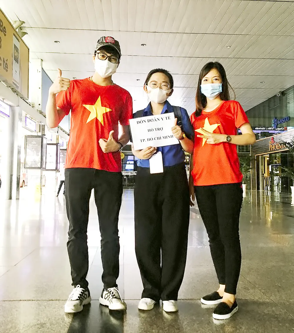 Minh Thy (giữa) và các bạn tình nguyện viên đón đoàn y bác sĩ từ các tỉnh thành chi viện cho TPHCM