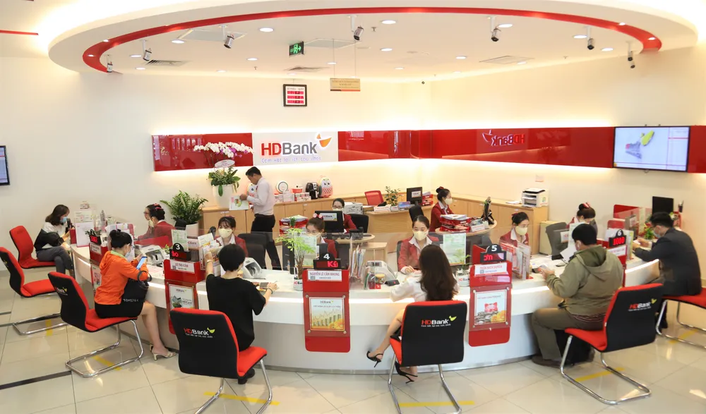Thu nhập dịch vụ tăng mạnh, HDBank hoàn thành 58% kế hoạch năm ảnh 1