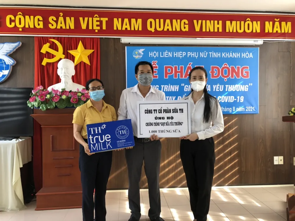 TH trao tặng 48.000 sản phẩm tốt cho sức khỏe, chung tay cùng Khánh Hòa chống dịch Covid-19 ảnh 1