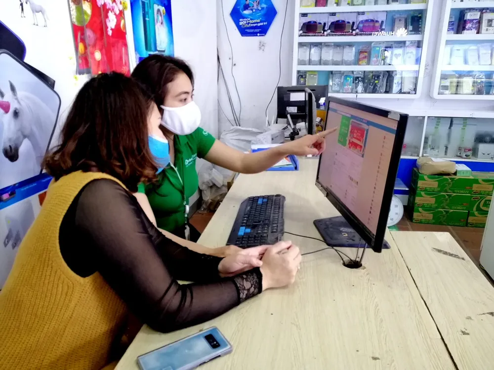 Trong bối cảnh giãn cách xã hội, nhiều ngân hàng linh hoạt cho khách hàng vay qua internet. Ảnh: HUY PHAN