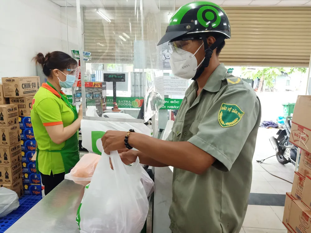 Gần 30.000 đơn hàng đã được hệ thống bán lẻ Satra giao đến các “tổ đi chợ hộ“ ảnh 2