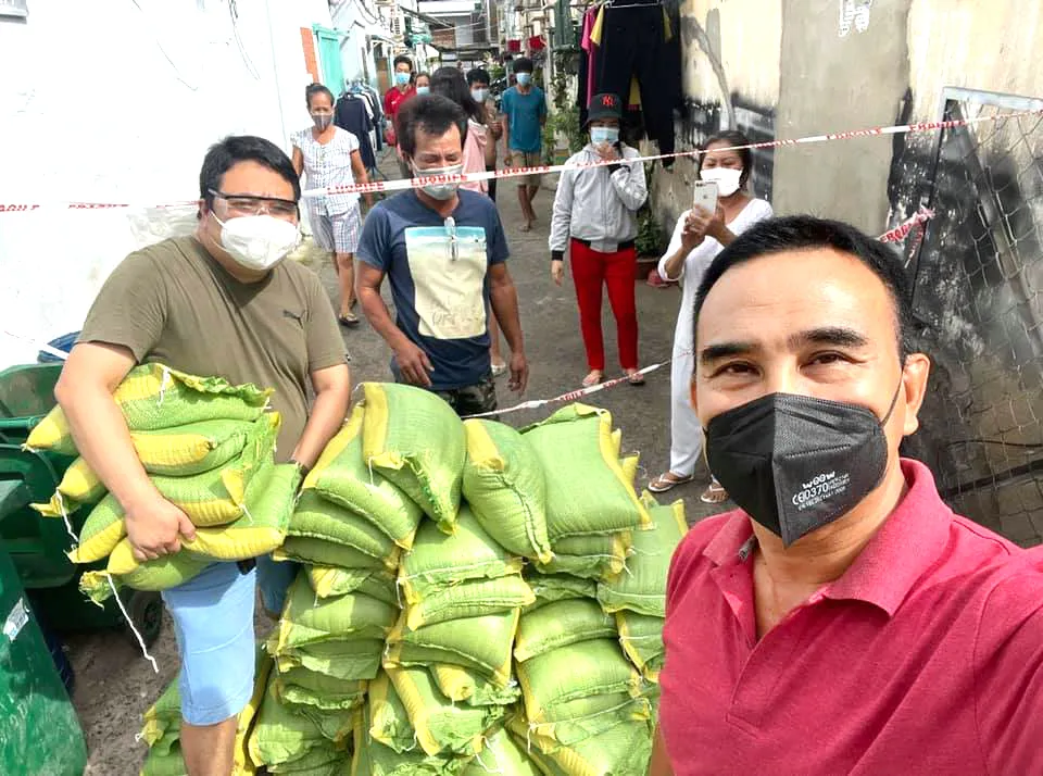Quyền Linh trực tiếp đến trao quà cho người dân các khu cách ly, phong tỏa. Ảnh: FBNV
