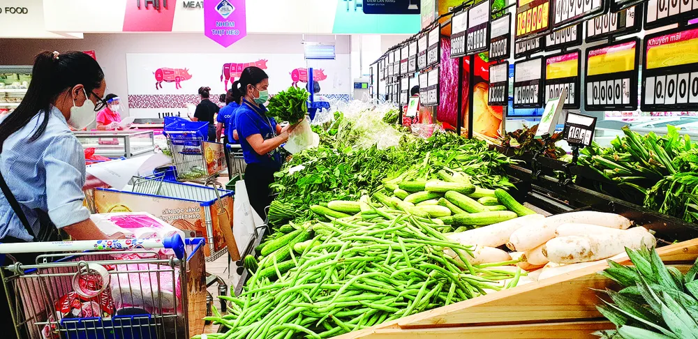 Hàng hóa về nhiều tại Co.opmart Trường Chinh. Ảnh: LẠC PHONG