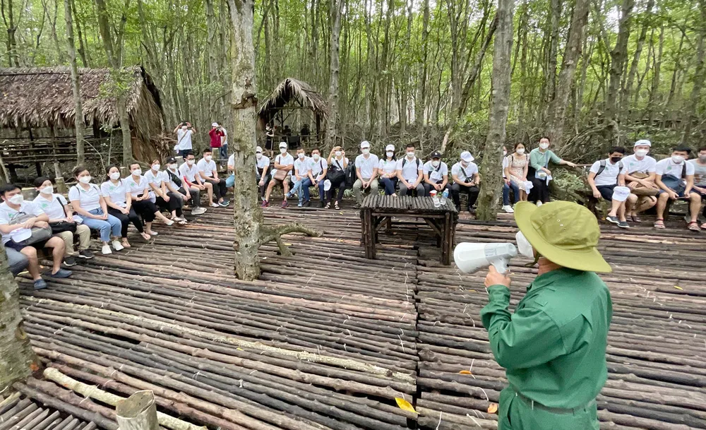 Lực lượng tuyến đầu phòng chống dịch Covid-19 tại TPHCM tham gia tour du lịch “Cần Giờ - Thiên nhiên tươi đẹp”. Ảnh: HOÀNG HÙNG