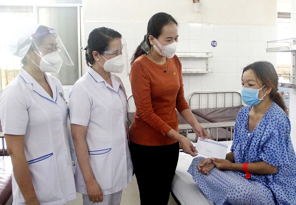 Đến với những hoàn cảnh ngặt nghèo ảnh 1