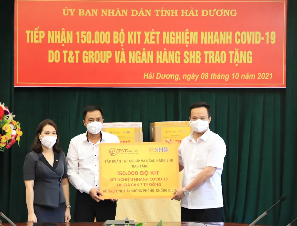 Đại diện Tập đoàn T&T Group và Ngân hàng SHB trao tặng 150.000 bộ kit xét nghiệm test nhanh Covid-19 cho lãnh đạo tỉnh Hải Dương