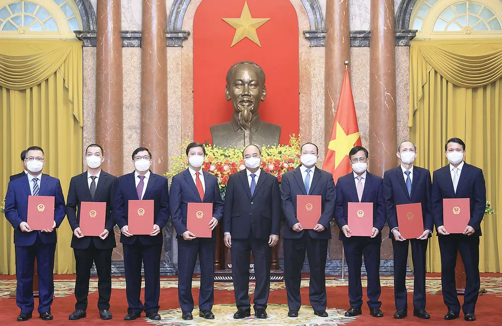 Chủ tịch nước Nguyễn Xuân Phúc trao quyết định bổ nhiệm 8 đại sứ Việt Nam tại các nước nhiệm kỳ 2021 - 2024. Ảnh: TTXVN