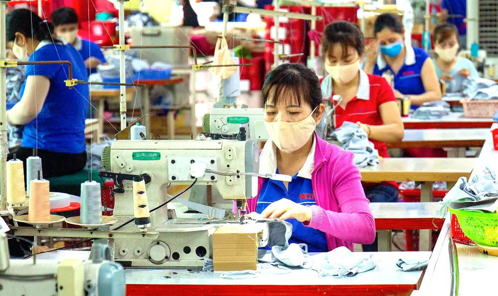 Doanh nghiệp mong lãi suất giảm hơn nữa để nhanh chóng phục hồi kinh tế. Sản xuất tại công ty dệt may Nguyên Dung, quận 12. Ảnh: HOÀNG HÙNG