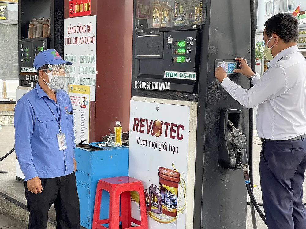 Dùng thuế bình ổn giá xăng dầu ảnh 1