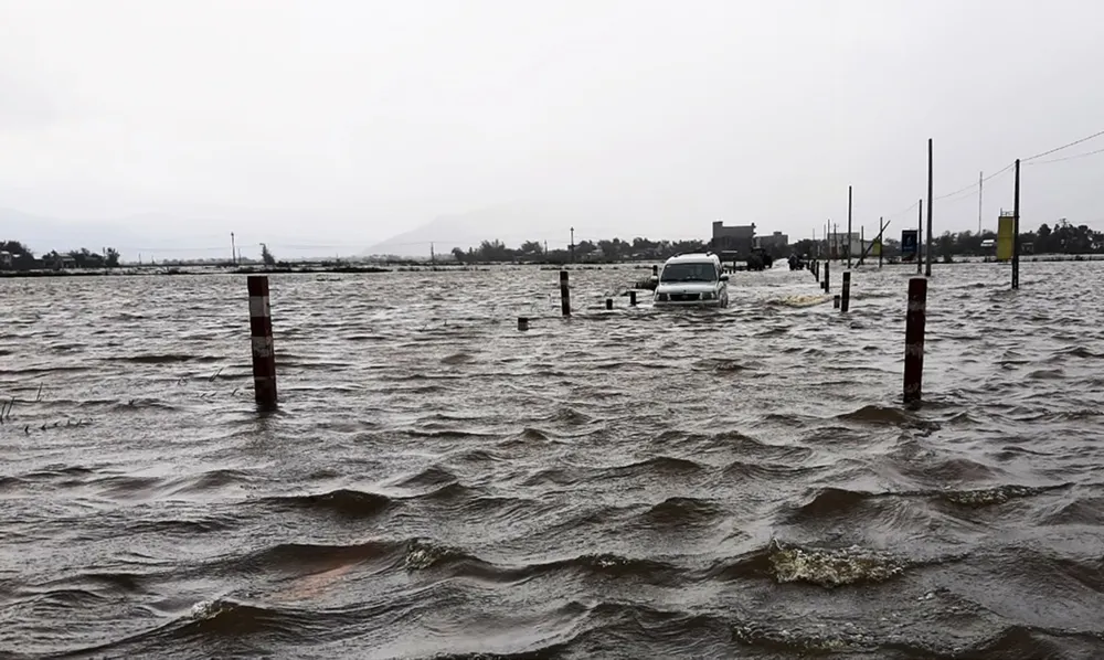 Quảng Ngãi, Bình Định: Mưa lớn gây chia cắt và sạt lở nhiều nơi ảnh 1
