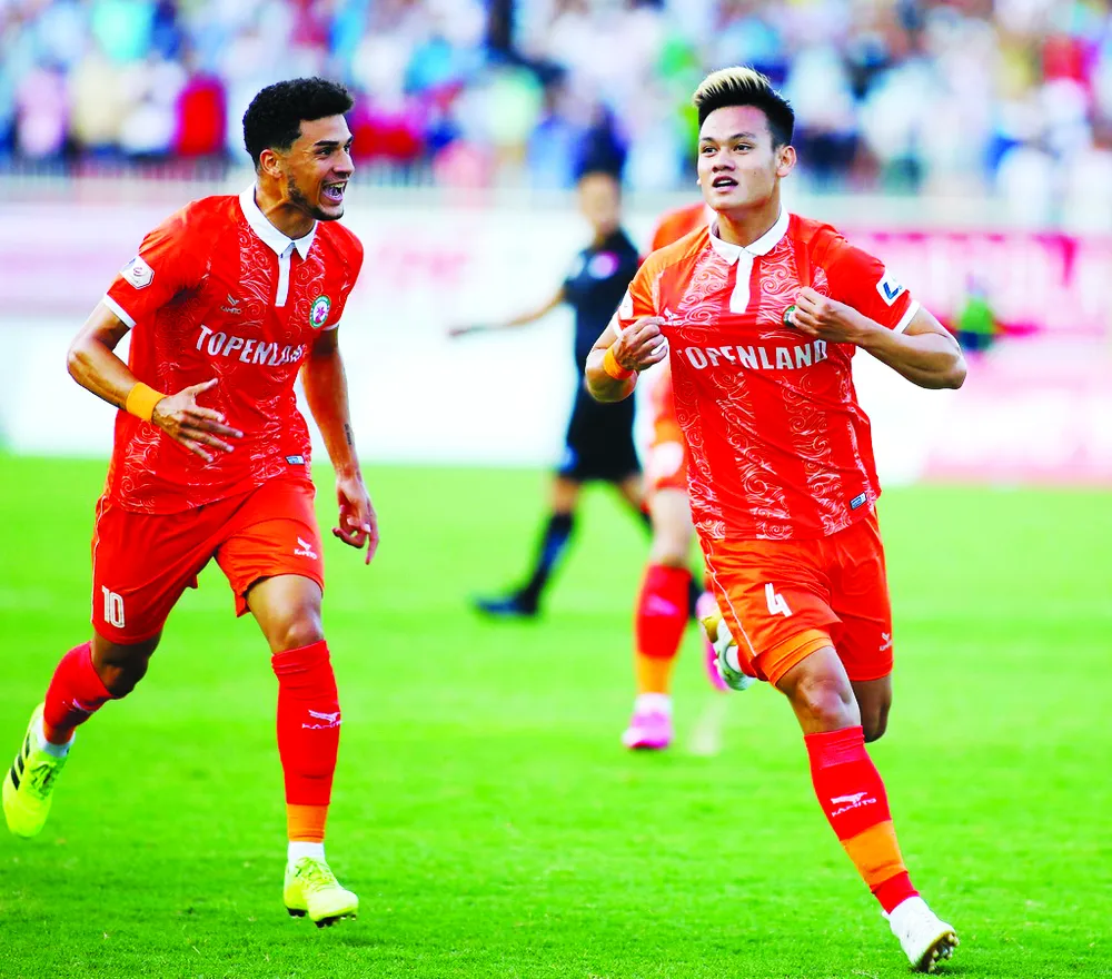 Những cầu thủ trẻ như Hồ Tấn Tài (phải, T.Bình Định) có ít cơ hội phô diễn tài năng. Ảnh: DŨNG PHƯƠNG