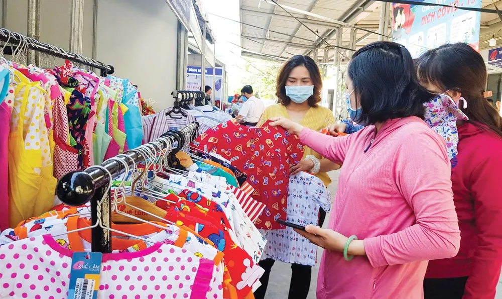 Năm nay, Phiên chợ công nhân nghĩa tình chăm lo công nhân sẽ được tổ chức theo hình thức trực tuyến. Ảnh: HỒNG HẢI