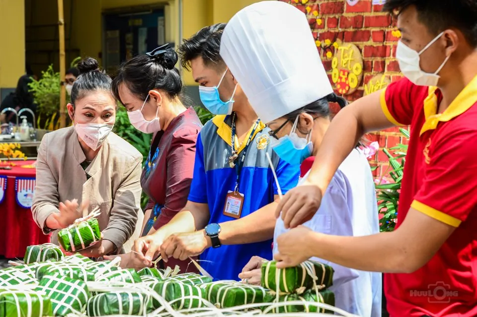 Hội thi gói bánh cổ truyền tại Trường Saigontourist ảnh 3