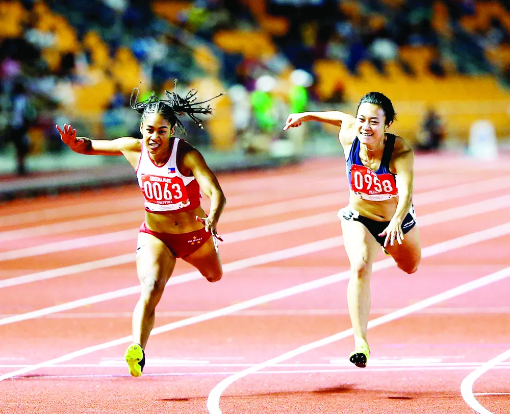 Lê Tú Chinh (phải) dũng mãnh trên đường đua tốc độ nữ. Ảnh: DŨNG PHƯƠNG