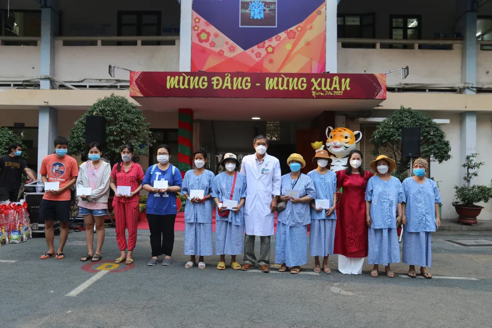 Hội Hộ sinh TPHCM trao quà chương trình Đồng hành vượt cạn ảnh 2