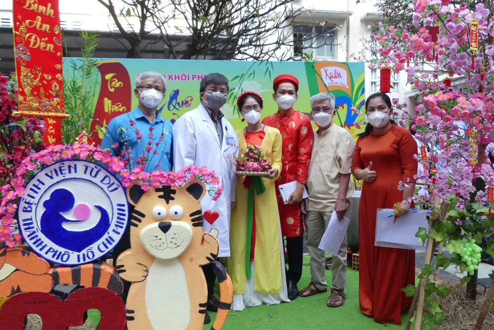 Hội Hộ sinh TPHCM trao quà chương trình Đồng hành vượt cạn ảnh 3