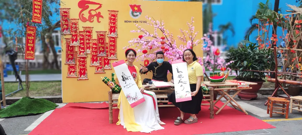 Hội Hộ sinh TPHCM trao quà chương trình Đồng hành vượt cạn ảnh 6